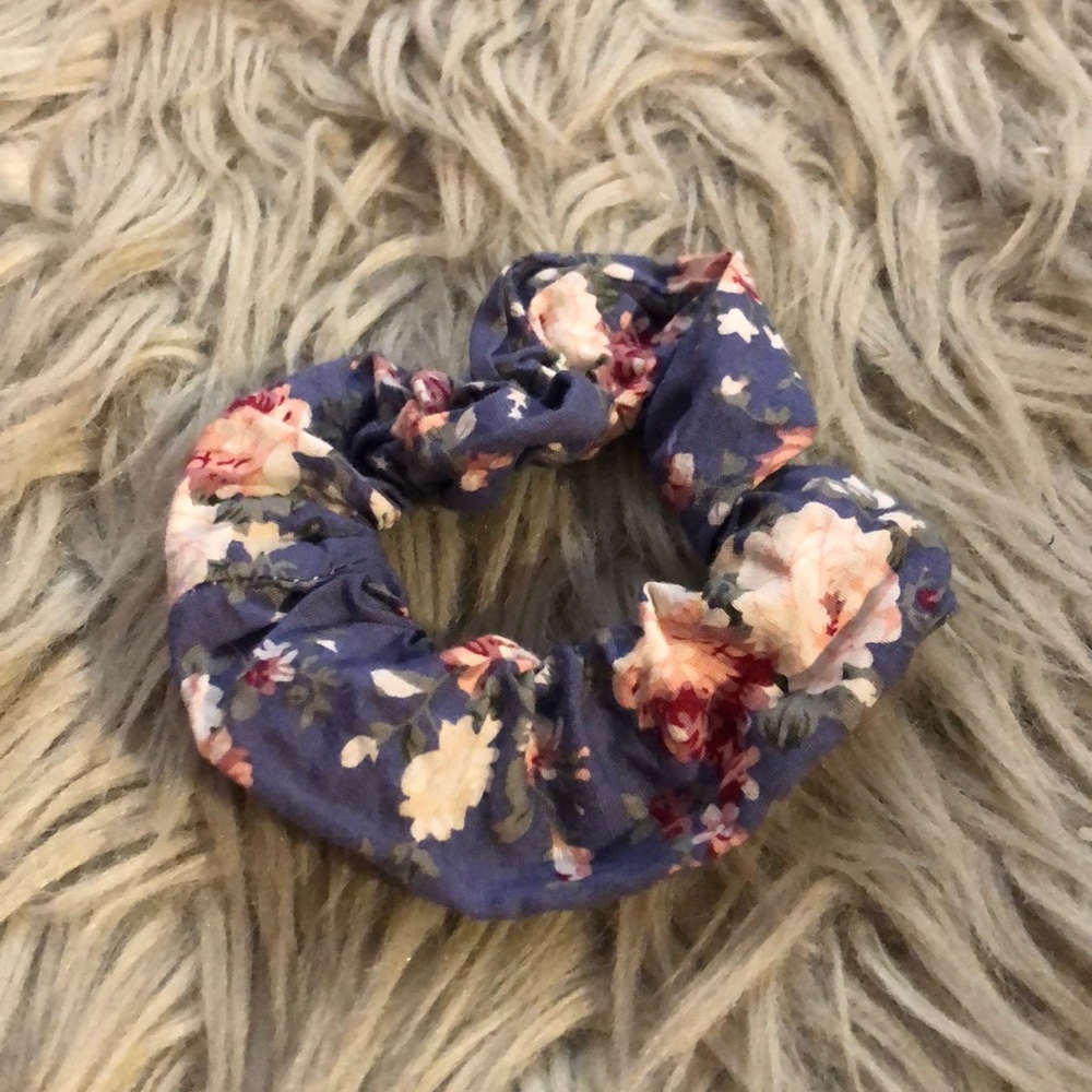 4/$8 Scrunchie Set - Picture 3 of 5